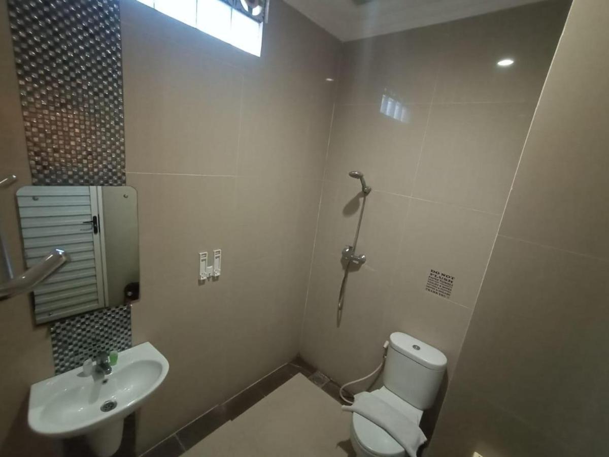 Oyo 90473 Gowin Hotel Кута Экстерьер фото